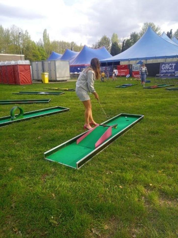 Minigolf ,12 holes, met aanhangwagen voor transport, Hobby en Vrije tijd, Gezelschapsspellen | Overige, Zo goed als nieuw, Vijf spelers of meer
