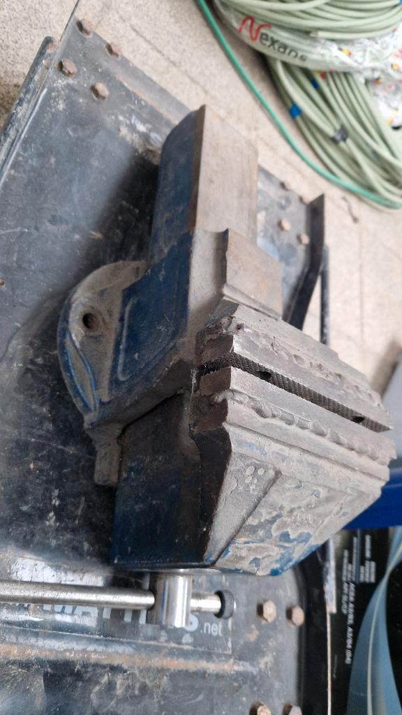 Étau d'atelier robuste – Mâchoires 150 mm, Bricolage & Construction, Établis, Utilisé, Moins de 70 cm, Étau, Enlèvement