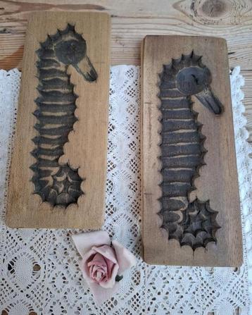 2 Oude houten plankjes met zeepaardjes beschikbaar voor biedingen