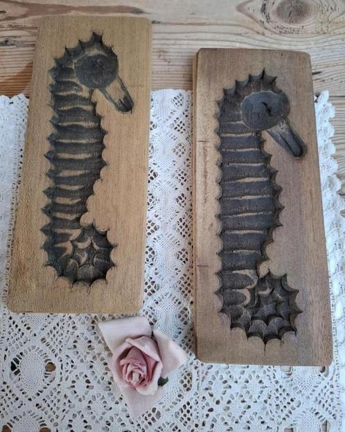2 Oude houten plankjes met zeepaardjes, Antiek en Kunst, Curiosa en Brocante, Ophalen of Verzenden
