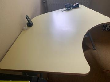 3 kantoortafels in het IVM Office-cluster beschikbaar voor biedingen