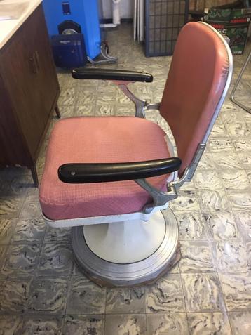 Kappersstoel en toebehoren vintage/antiek beschikbaar voor biedingen