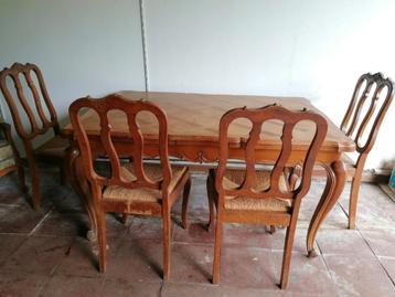 Tafel en 4 stoelen 