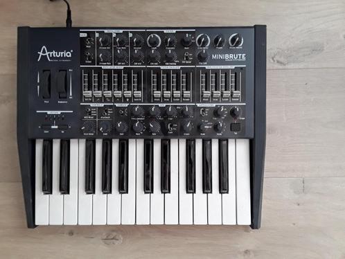 Arturia Minibrute 1 analoge synthesizer, Musique & Instruments, Synthétiseurs, Utilisé, Autres nombres, Autres marques, Avec connexion MIDI