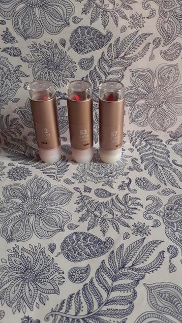 3 tubes de rouge a levre neuf marque couleur caramel  beschikbaar voor biedingen