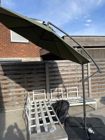 Parasol met gewichtsblokken beschikbaar voor biedingen
