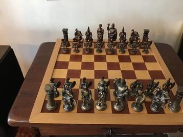Schaakspel met zware metalen figuren beschikbaar voor biedingen