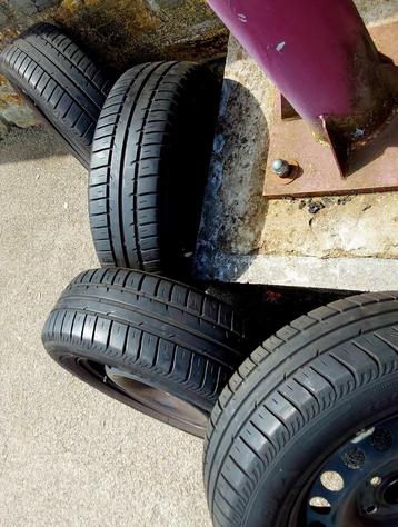  4 très bons pneus été 195/65-15, originales VW Golf beschikbaar voor biedingen