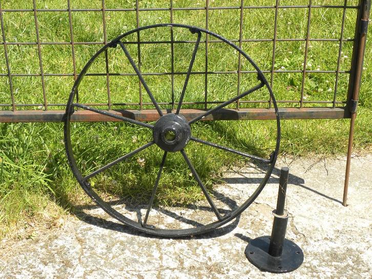 Roue très ancienne, Antiek en Kunst, Antiek | Keramiek en Aardewerk, Ophalen of Verzenden