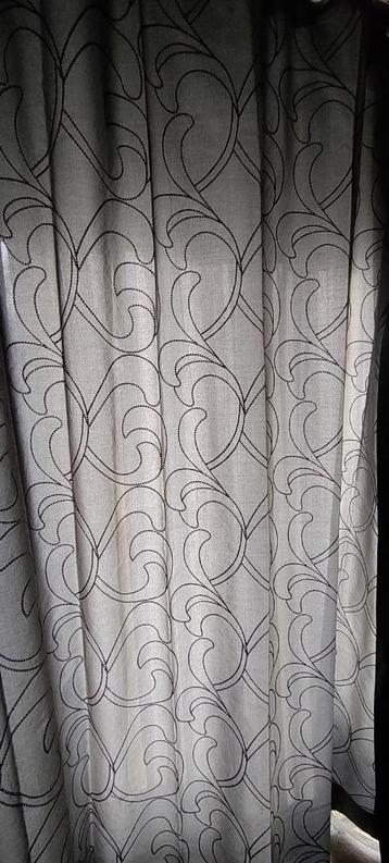 Satijngrijze wanddecoratie  beschikbaar voor biedingen