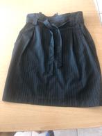 Jupe noire avec fines lignes noires taille 38, Vêtements | Femmes, Jupes, Comme neuf