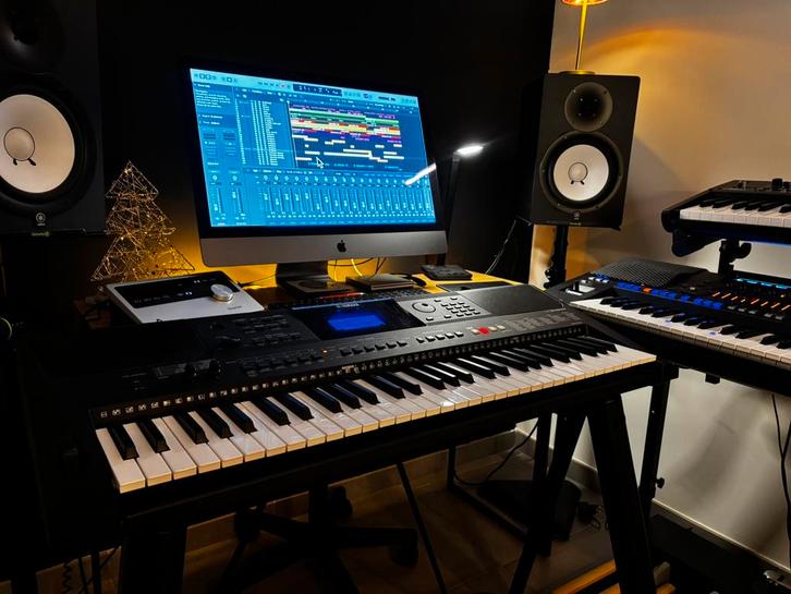 Yamaha PSR E453 keyboard, Muziek en Instrumenten, Keyboards, Zo goed als nieuw, 61 toetsen, Yamaha, Aanslaggevoelig, Met standaard