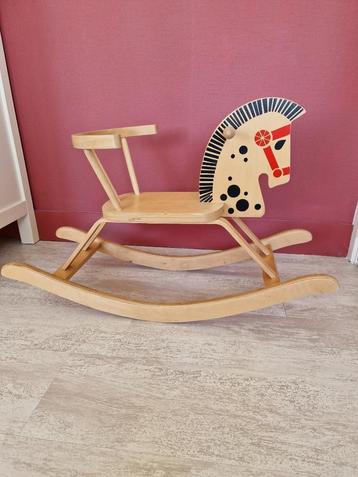 Houten hobbelpaard beschikbaar voor biedingen