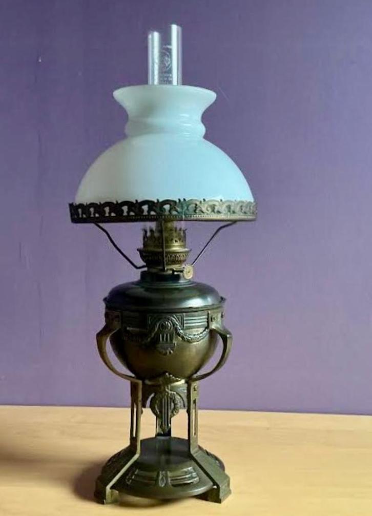 Antieke petroleumlamp in Art Nouveau stijl, Antiek en Kunst, Antiek | Verlichting, Ophalen