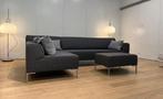 Design on Stock Bloq canapé d’angle + pouf – PN: 7.500 €, 150 cm ou plus, Quatre personnes ou plus, Comme neuf, Bankstel Bank Zetels Sofa Hoekbank Design bank