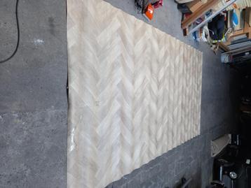 Nieuw vinyl tapijt 4 x 2.15m afwerking hout laminaat beschikbaar voor biedingen