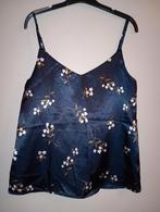 Blauwe satijnen top, spaghetti bandjes en bloemetjes motief!, Kleding | Dames, Maat 38/40 (M), Blauw, Ophalen of Verzenden, Zo goed als nieuw