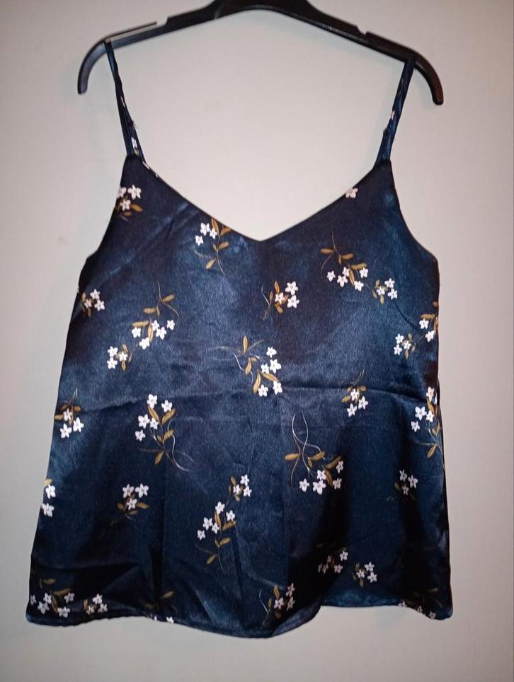 Blauwe satijnen top, spaghetti bandjes en bloemetjes motief!, Kleding | Dames, Topjes, Zo goed als nieuw, Maat 38/40 (M), Blauw