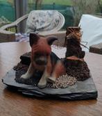 Boxer en céramique sur un socle en ardoise et décor en bois, Enlèvement ou Envoi