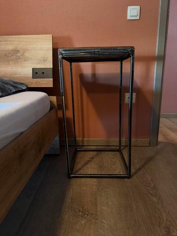 Prachtig Bijzettafeltje beschikbaar voor biedingen