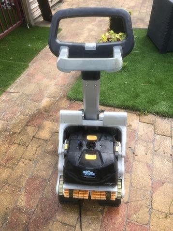 zwembad reiniger , robot met caddy  beschikbaar voor biedingen