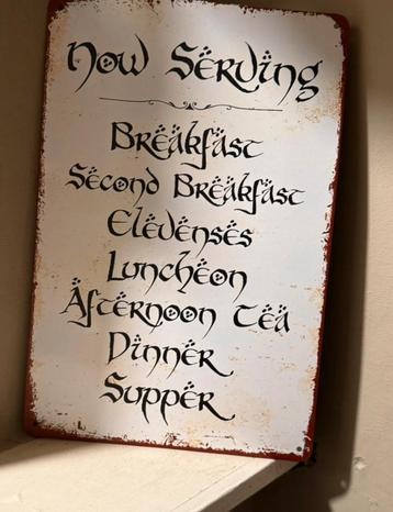 Wandbord “Now Serving” Hobbit Maaltijden Editie! Temu, Enlèvement ou Envoi
