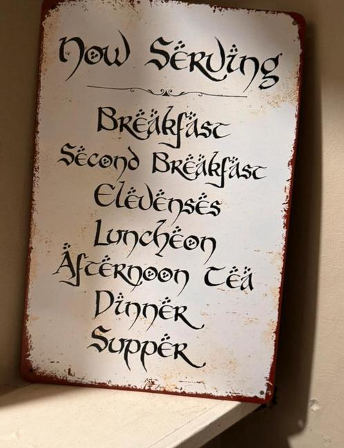 Wandbord “Now Serving” Hobbit Maaltijden Editie! Temu, Verzamelen, Lord of the Rings, Ophalen of Verzenden