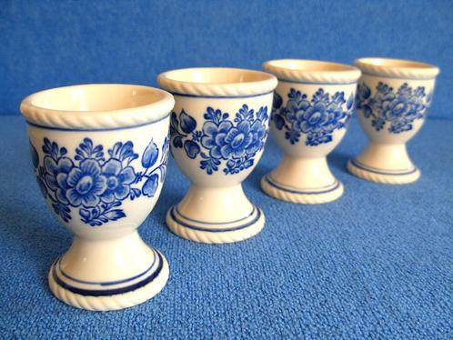 4 Oude eierdopjes met bloemen in Delftsblauw, Antiek en Kunst, Antiek | Servies los, Ophalen of Verzenden