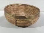 Rieten bamboe schaal met een koperen rand , naar Gabriella, Huis en Inrichting, Ophalen of Verzenden, Schaal
