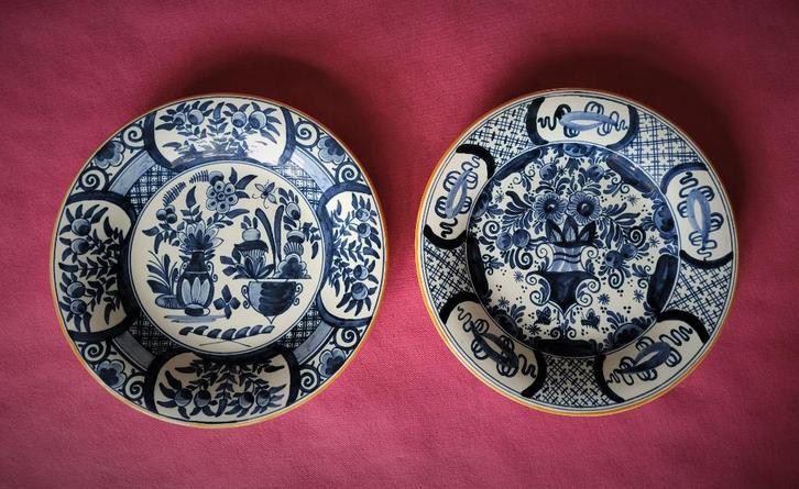 2 oude Delftse borden, Antiek en Kunst, Antiek | Keramiek en Aardewerk, Ophalen of Verzenden