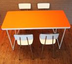 Formica Tafel Met Oranje Blad + 4 Witte Formica Stoelen, Huis en Inrichting, Ophalen, Metaal, Zo goed als nieuw, Vijf personen of meer