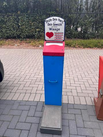 Weegschaal met muntinworp beschikbaar voor biedingen