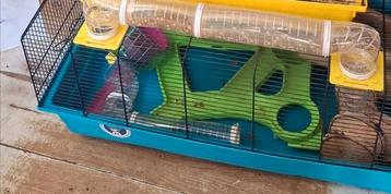 Grote hamsterkooi met toebehoren beschikbaar voor biedingen