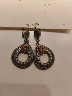 Jolies boucles d'oreilles pendantes en métal et perles., Ophalen of Verzenden, Zo goed als nieuw, Hangers