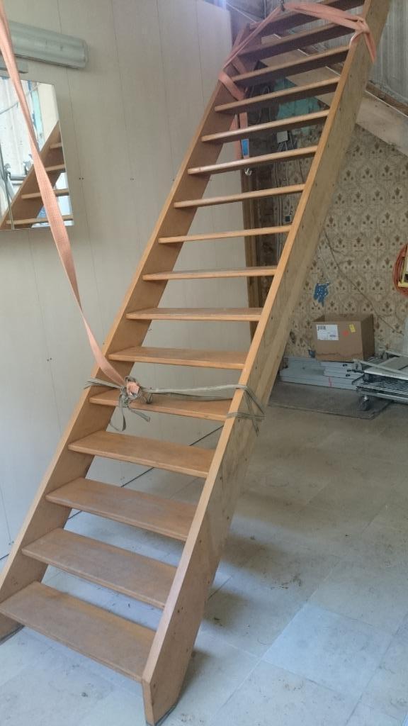 Trap 16 treden, witte volle beuk te koop, Doe-het-zelf en Bouw, Ladders en Trappen, Zo goed als nieuw, Trap, 2 tot 4 meter, Ophalen of Verzenden