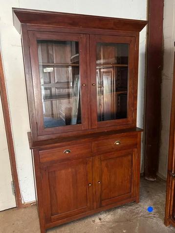 Buffetkast beschikbaar voor biedingen