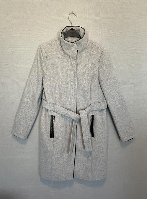 Lichtgrijze halflange jas met zwarte details (M), Kleding | Dames, Jassen | Winter, Zo goed als nieuw, Maat 38/40 (M), Grijs, Ophalen of Verzenden