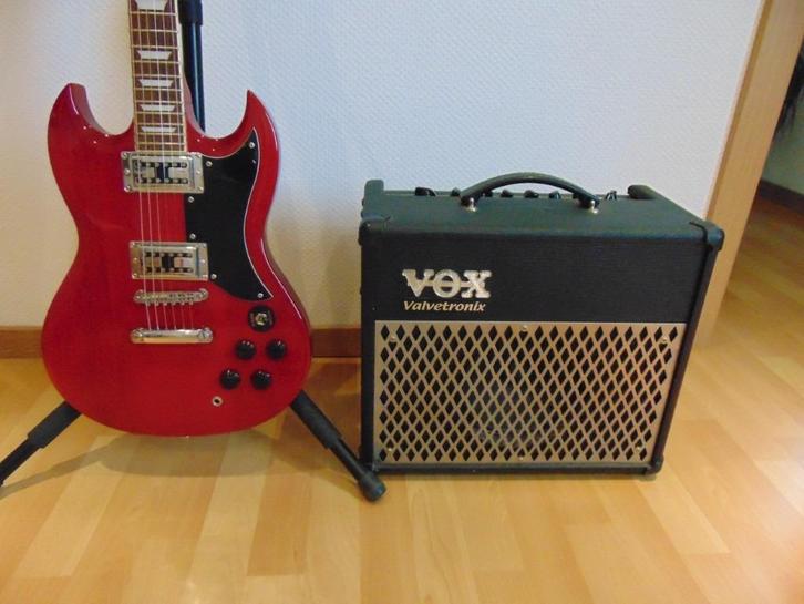 Gitaar SG model (AC/DC) + Versterker Vox AD15VT Valvetronix, Muziek en Instrumenten, Snaarinstrumenten | Gitaren | Elektrisch