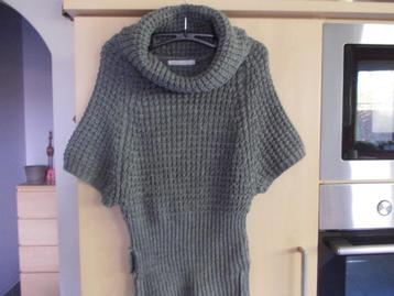Pull ONLY.  maat 176 of SMALL.  Meisje. beschikbaar voor biedingen