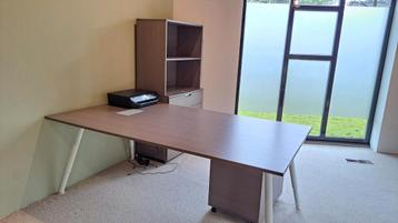 Volledige kantoor inrichting met bureau, kast en bijzetblok. beschikbaar voor biedingen