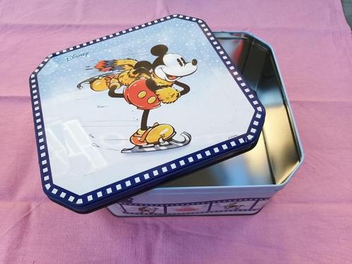 Mickey Disney metalen box skating lichtblauw blauw, Verzamelen, Blikken, Gebruikt, Koek(jes), Ophalen of Verzenden