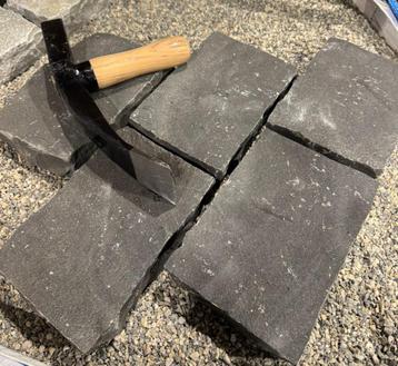 Kasseien Dark Basalt Vietnam 20x14x5-7cm op voorraad beschikbaar voor biedingen