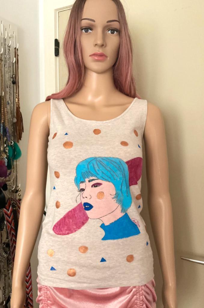 Beige top with unique drawing (size S), Kleding | Dames, Topjes, Zo goed als nieuw, Maat 36 (S), Beige, Zonder mouw, Ophalen of Verzenden