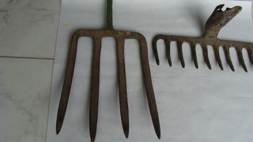 Anciens outils, râteau ,fourche, vintage beschikbaar voor biedingen