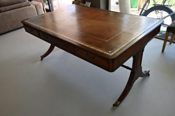 Bureau classique en cerisier fini en cuir et six tiroirs, Enlèvement, Avec roues, Utilisé, Bureau