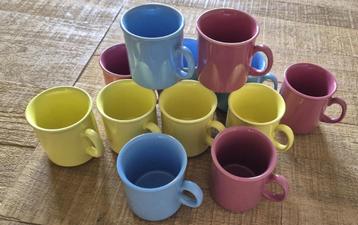 12 kleine tassen/bekers beschikbaar voor biedingen