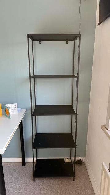 Zwart rek beschikbaar voor biedingen