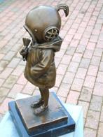 Het meisje in het bronzen pak signeerde BANKSY., Ophalen of Verzenden, Brons