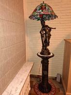 bronzen beeld met lamp en marmeren zuil, Ophalen