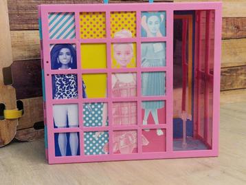 Barbie kledingwinkel + auto met popje en kleding, Kinderen en Baby's, Speelgoed | Poppen, Ophalen, Zo goed als nieuw, Barbie